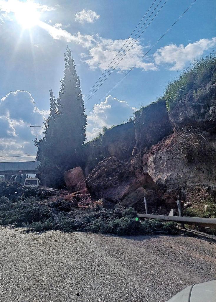 بالصور- انزلاق للتربة والصخور على أوتوستراد شكا- أنفه